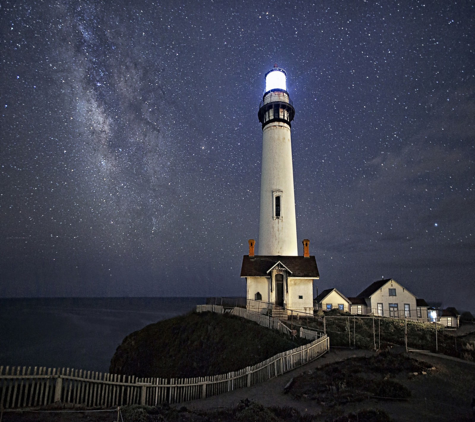 Noite estrelada no farol com a via láctea ao fundo (abej, beograd, farol, amor, via láctea)