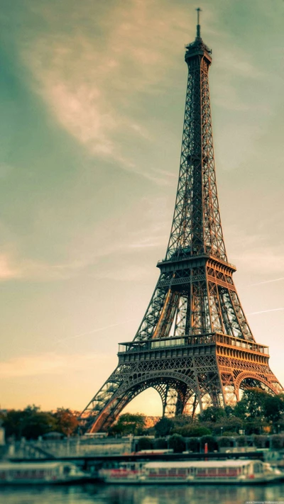 Torre Eiffel: Un ícono majestuoso de París al anochecer