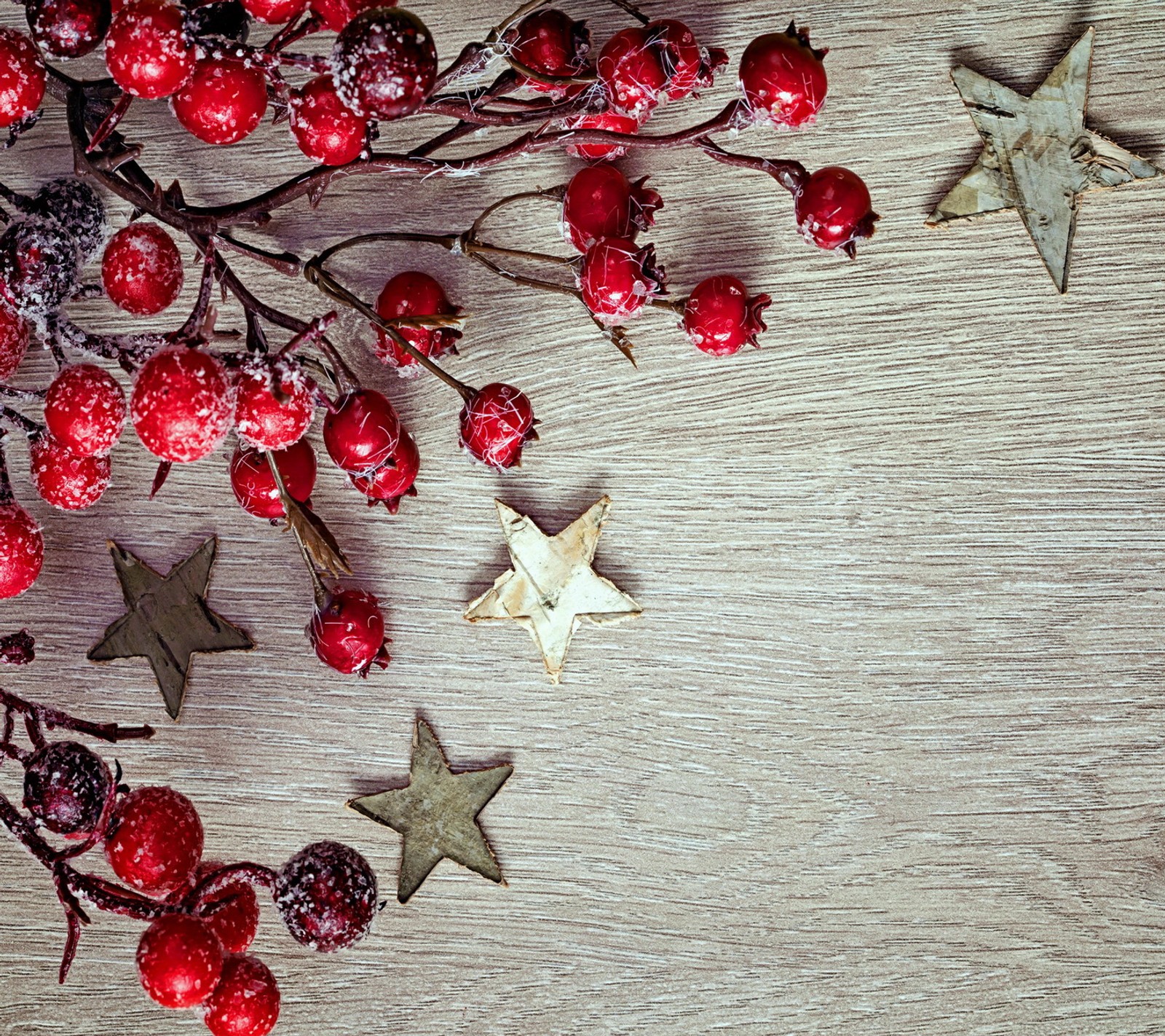 Há uma estrela e frutas silvestres em uma mesa de madeira (bagas, natal, decoração, alegre, madeira)