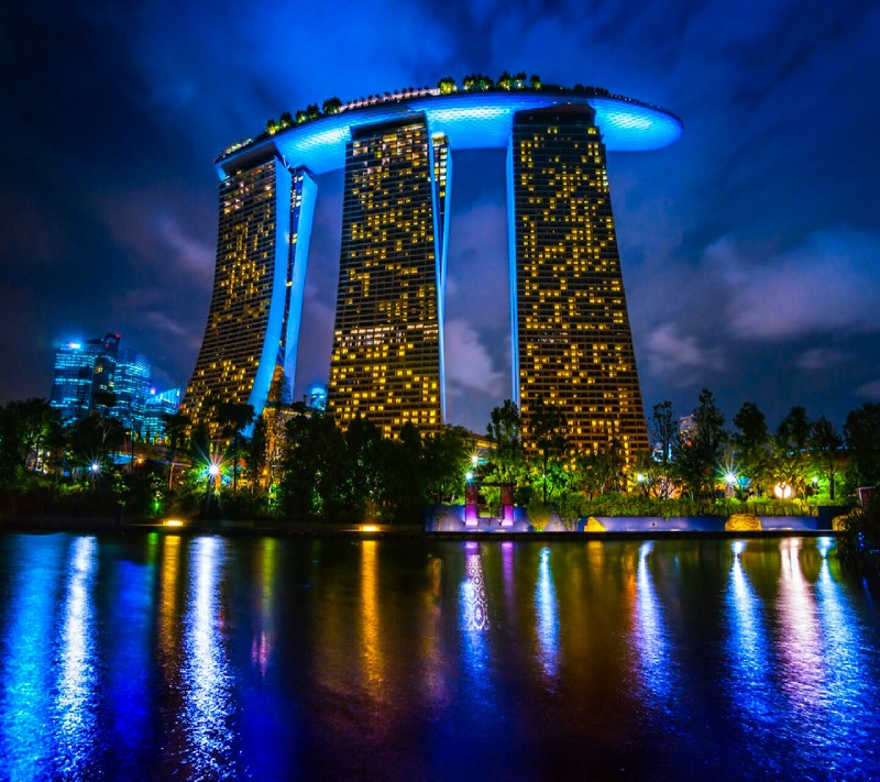 Vue d'un grand bâtiment avec une gigantesque structure circulaire (beau, fond décran hd, mer)