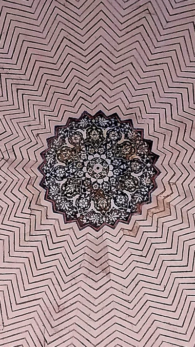 Mandala floral complexe rayonnant d'un fond cosmique en zigzag.