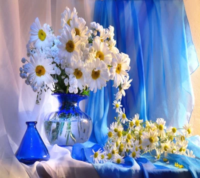 Fleurs de printemps : marguerites dans un vase bleu