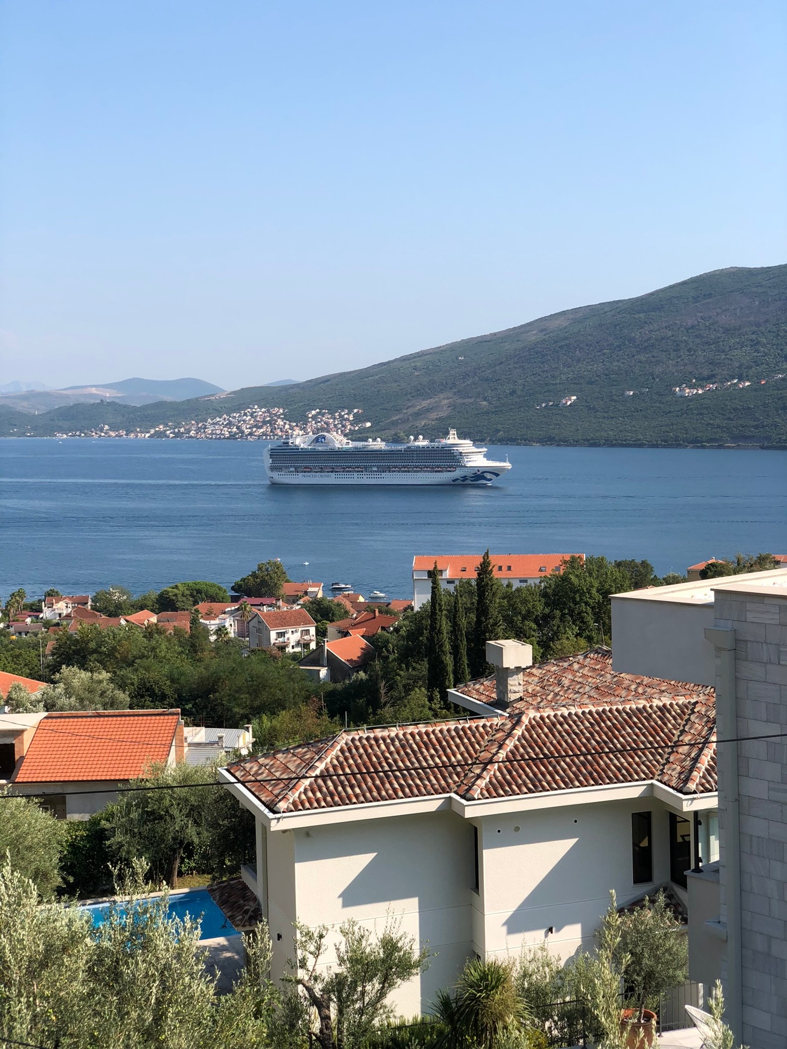 Арабский вид круизного корабля в воде с холма (море, недвижимость, вода, водное судно, окрестности)