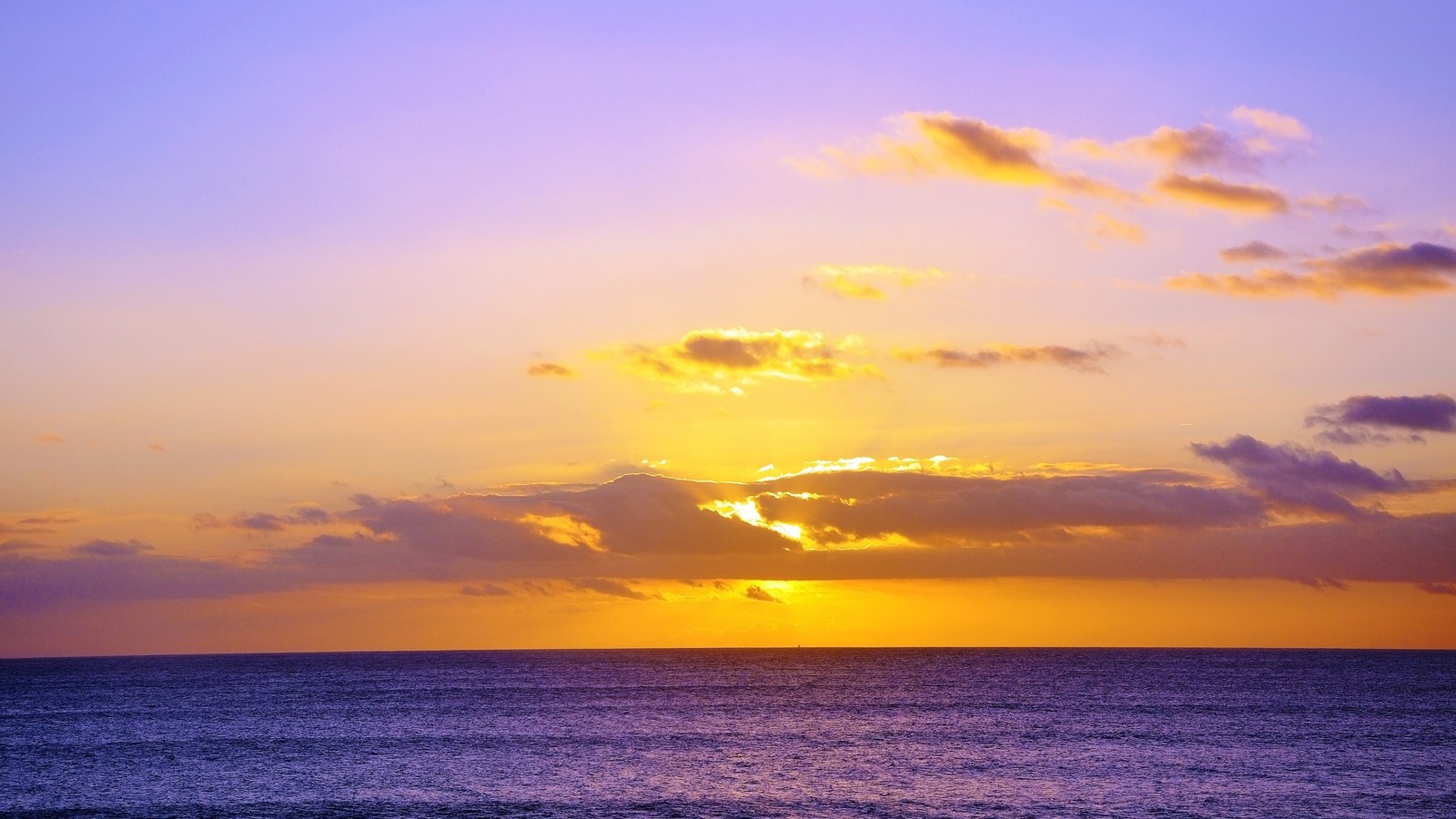 Vue aérienne d'un coucher de soleil sur l'océan avec une personne sur une planche de surf (nuage, eau, atmosphère, bleu, paysage naturel)