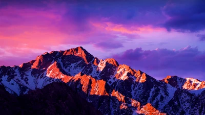 Crépuscule sur des montagnes glaciaires enneigées avec l'alpenglow