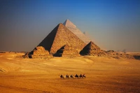 Pyramides majestueuses de Gizeh contre un ciel désertique