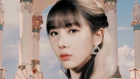 Yoohyeon de Dreamcatcher en un entorno etéreo, personificando fuerza y belleza en medio de un telón de fondo apocalíptico.