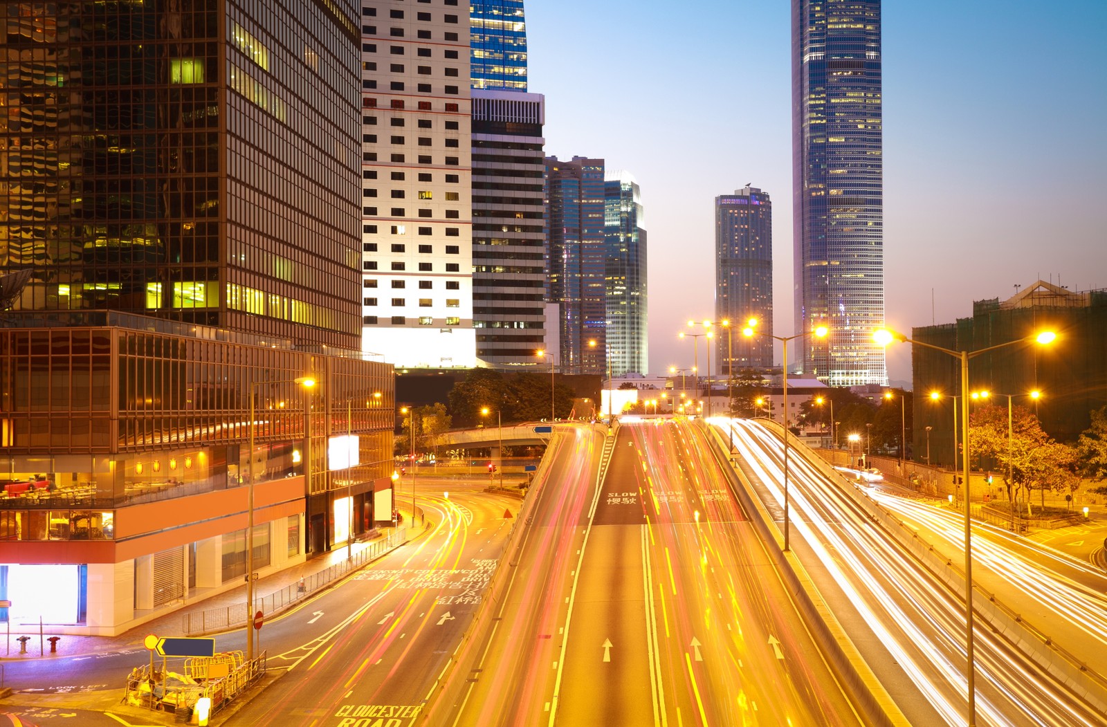 Una calle de la ciudad con coches y luces de noche (hong kong, noche, área urbana, ciudad, paisaje urbano)