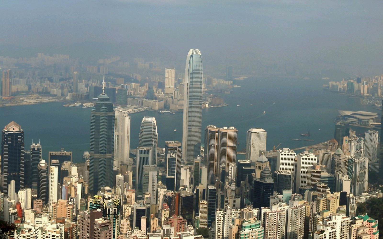 Vista árabe de una ciudad con muchos edificios altos (victoria peak, paisaje urbano, ciudad, metrópolis, área urbana)