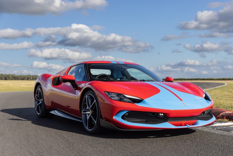 Красный и синий спортивный автомобиль едет по трассе (ferrari 296 gtb assetto fiorano, 2022, 5k, машины, обои 4k)