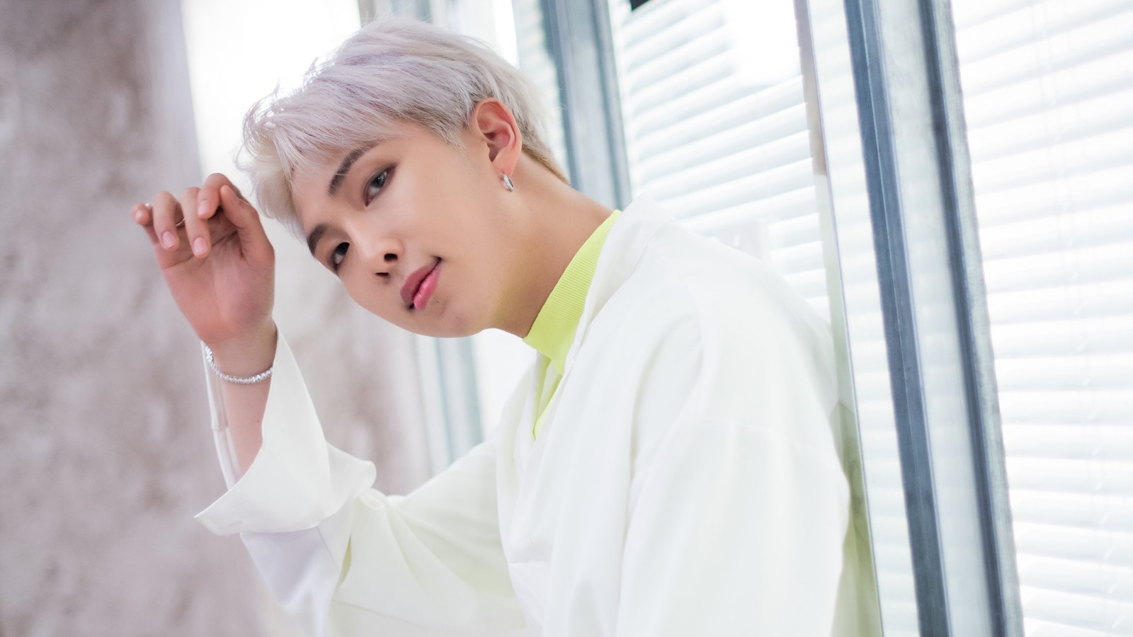 Acercamiento de una persona con camisa blanca y camisa blanca (kim nam joon, bts, bangtan boys, kpop)