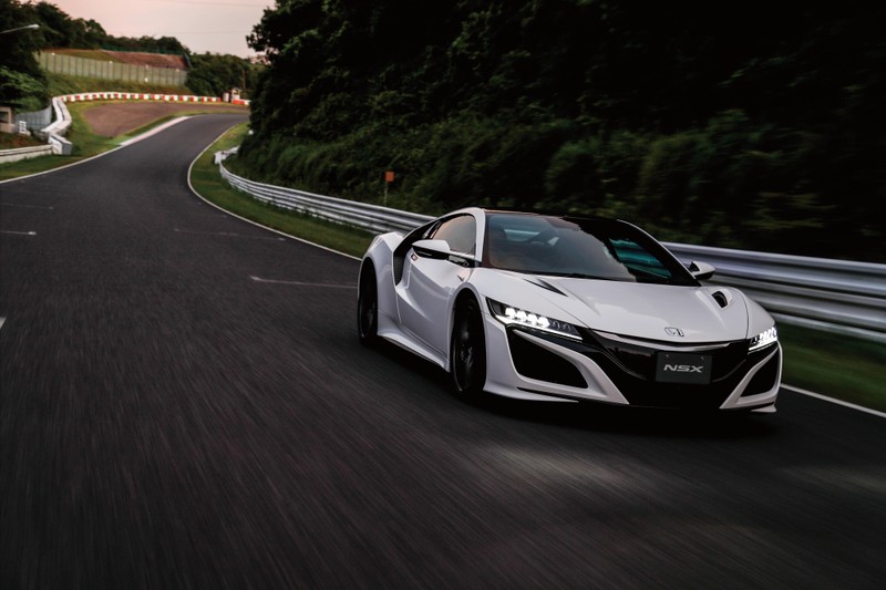 Крупный план белого спортивного автомобиля, едущего по дороге (хонда nsx, honda nsx, спортивный автомобиль, машина, honda motor company)