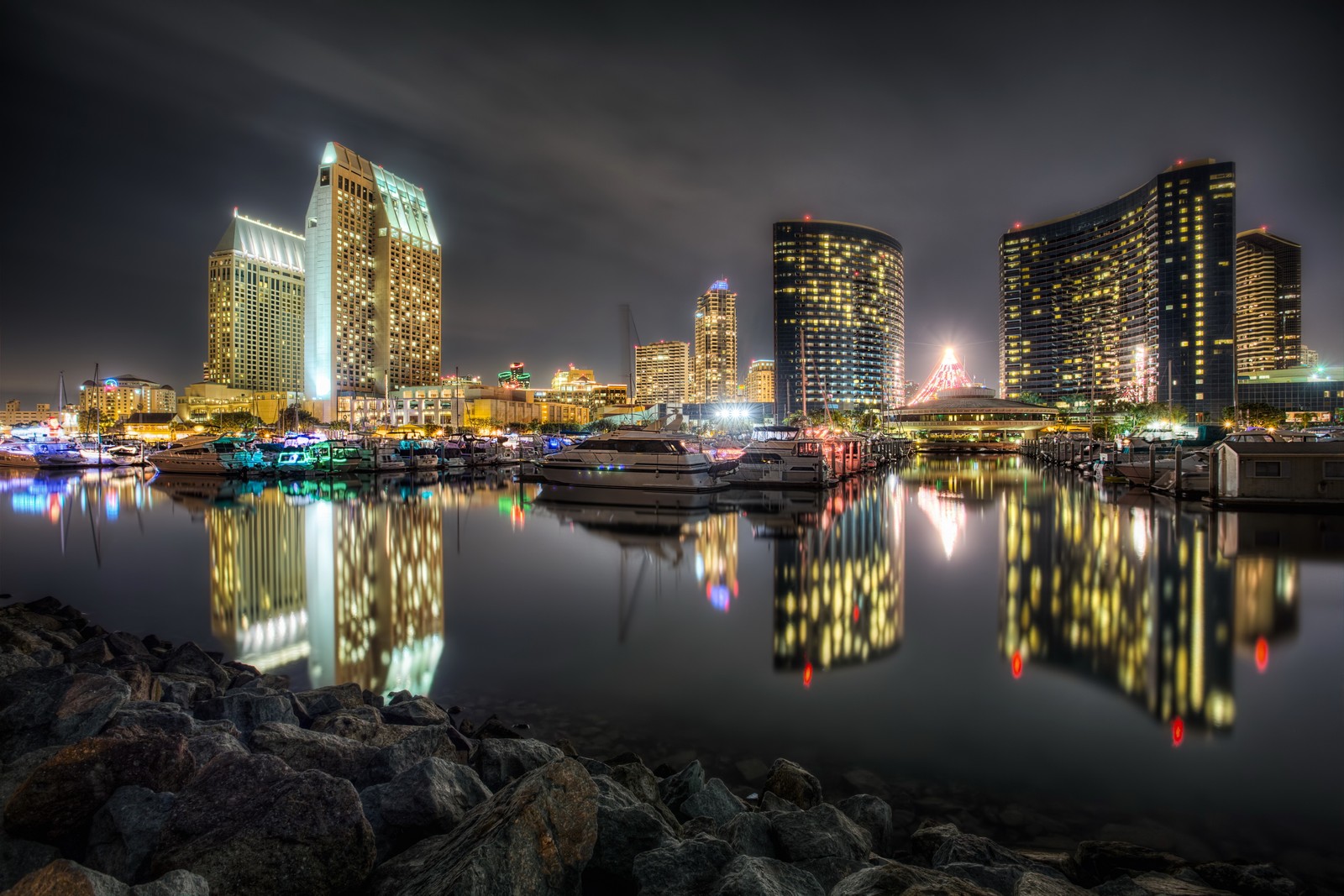 Vista aérea de uma cidade à noite com barcos na água (san diego, paisagem urbana, reflexo, cidade, noite)