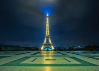 Torre Eiffel iluminada por la noche: una vista impresionante de París