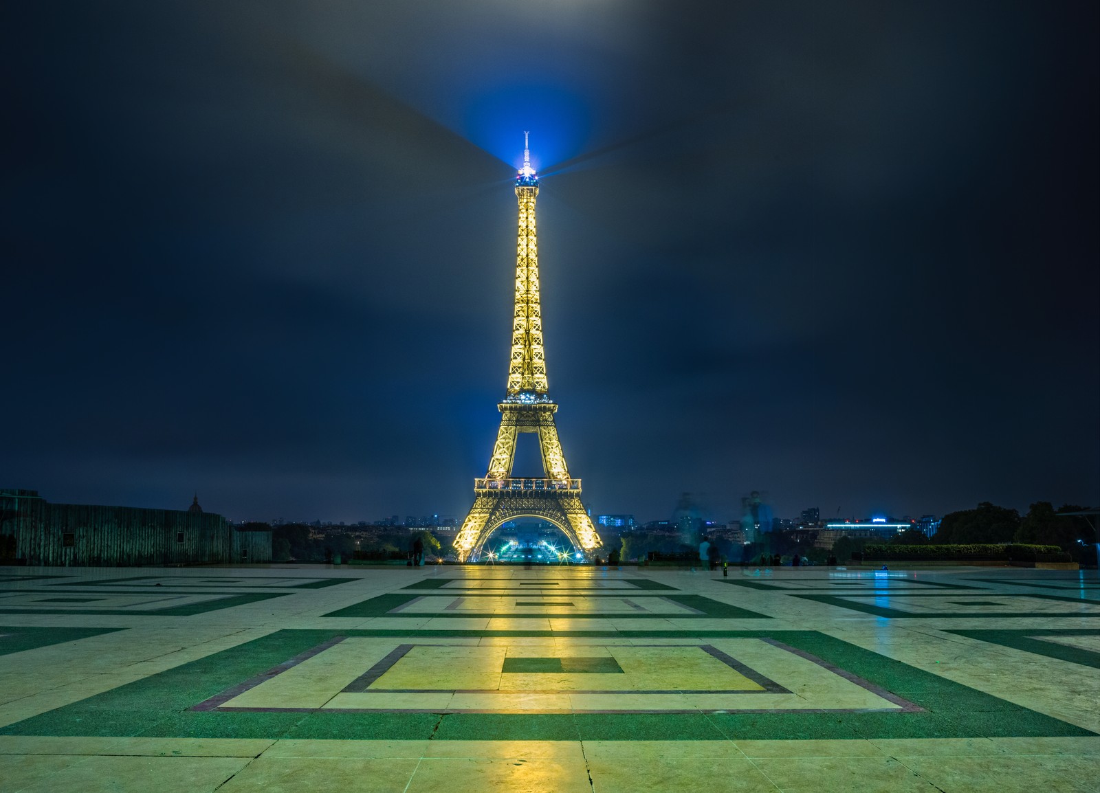 Arafed view of the eiffel tower at night with a bright light (eiffel tower, 8k, paris, france, night time)