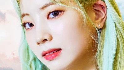 Dahyun de TWICE con cabello pastel vibrante y expresión cautivadora.