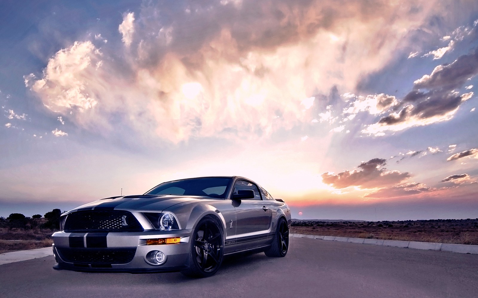 Арафед мустанг припаркован на дороге с красивым закатом на заднем плане (shelby mustang, концепт автомобиля ford shelby cobra, ford, машина, ac cobra)