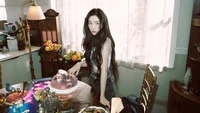 Irene do Red Velvet comemorando seu aniversário com um bolo lindamente decorado e uma mesa vibrante.