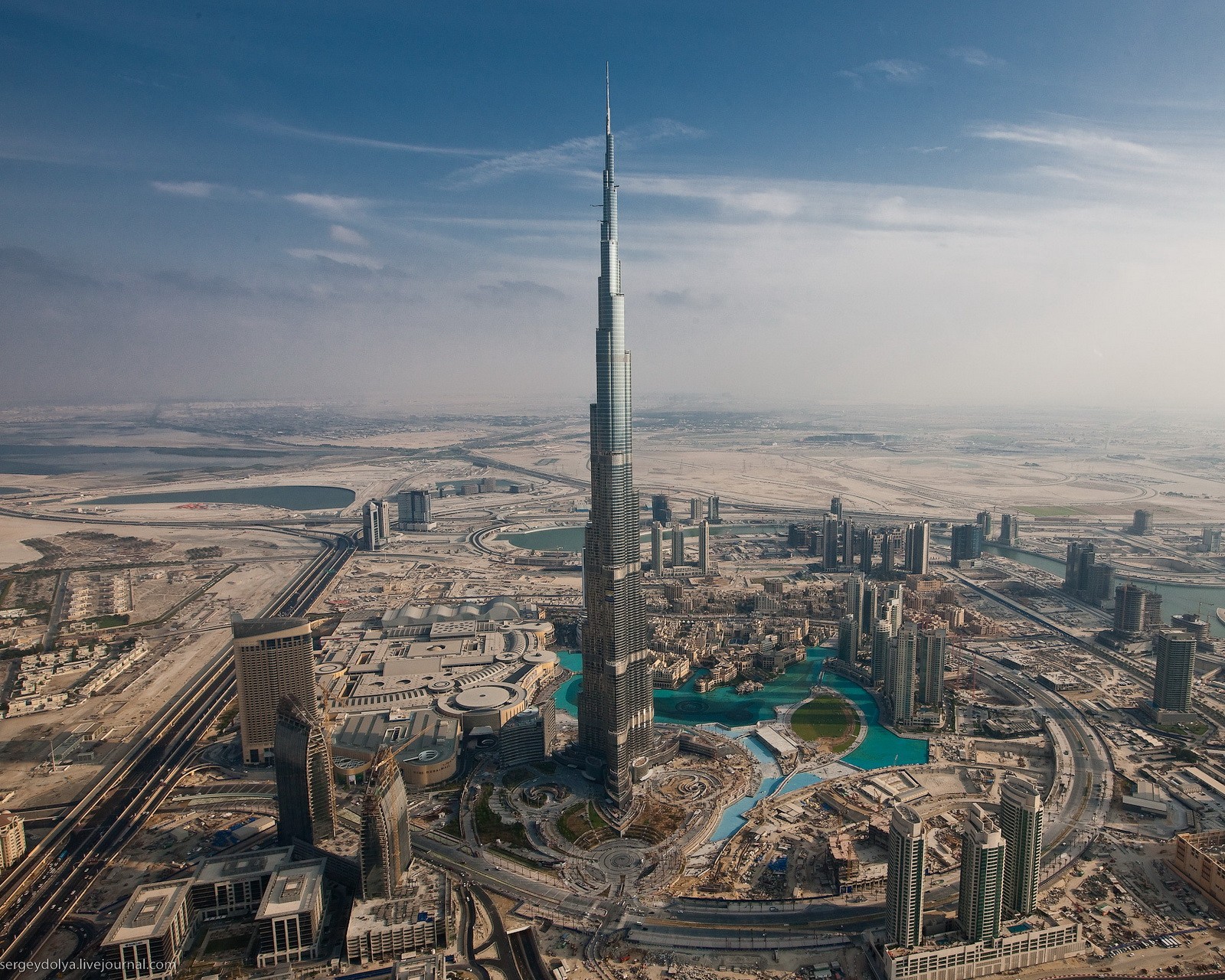 Vista panorâmica da torre burj khalifa no centro da cidade (edifícios, burj, cidade, dubai, hd)