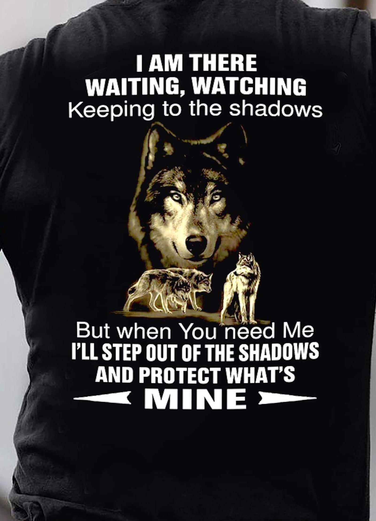 T-shirt avec un loup et un homme disant 'je suis là, j'attends pour regarder, restant dans l'ombre' (loups, famille)