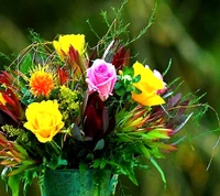 Bouquet floral vibrant dans une verdure luxuriante