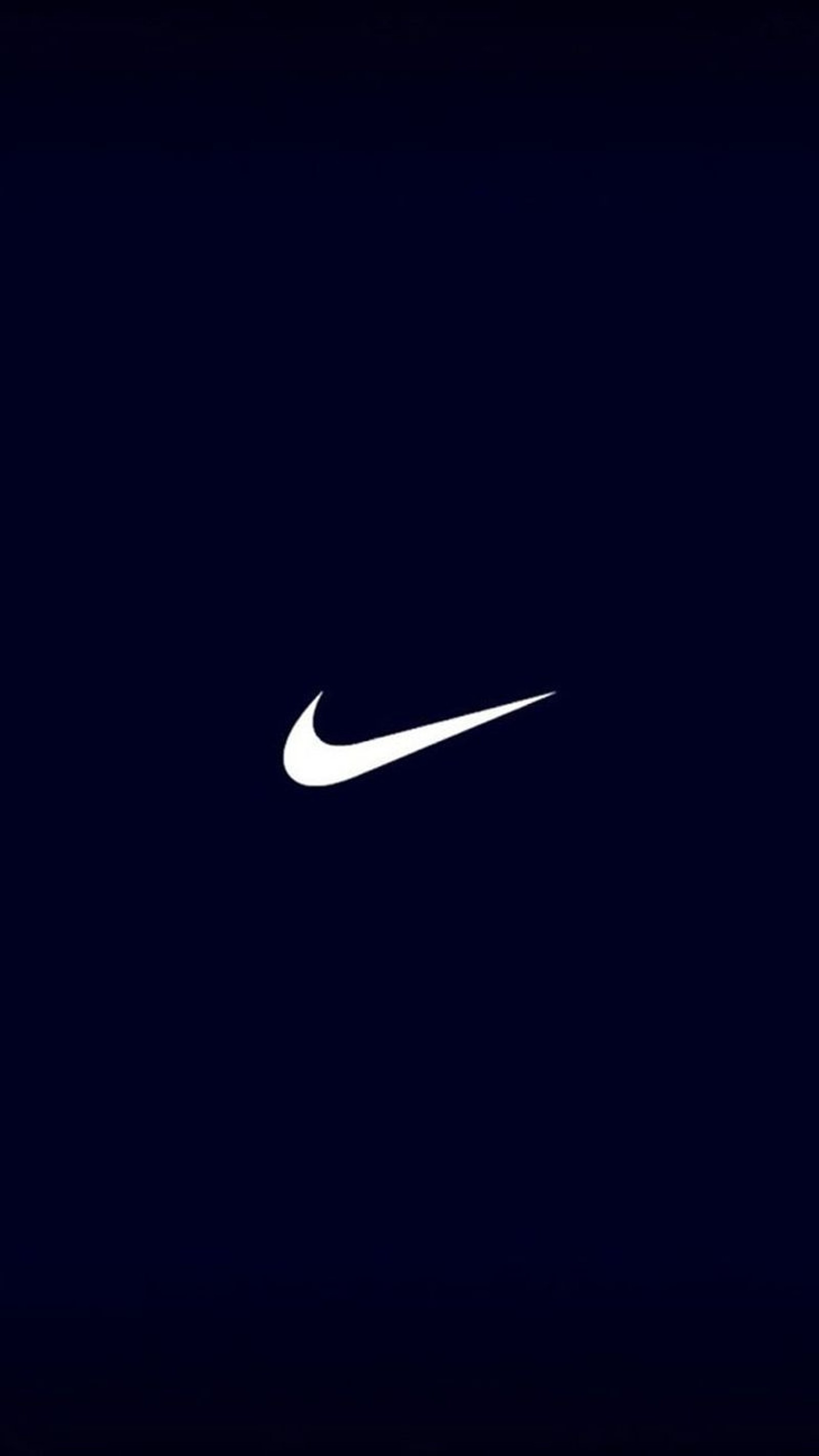 Un primer plano de un logo de nike blanco sobre un fondo azul oscuro (logotipo, galaxia, solo, hacer, oro)