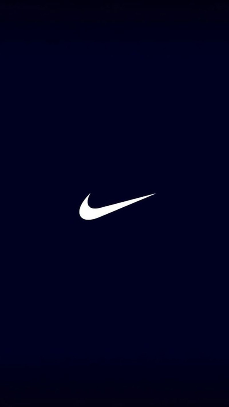 Крупный план белого логотипа nike на тёмно-синем фоне (логотип, галактика, просто, делать, золото)