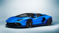 Lamborghini Aventador LP 780-4 Ultimae em azul marcante sobre fundo branco