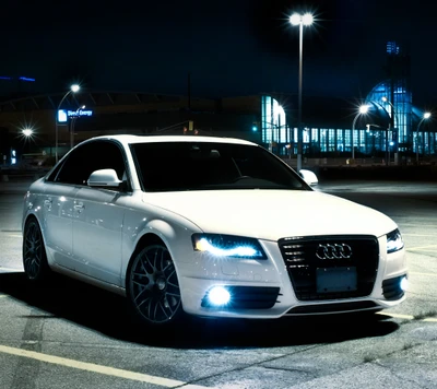 Elegante Audi blanco bajo luces nocturnas