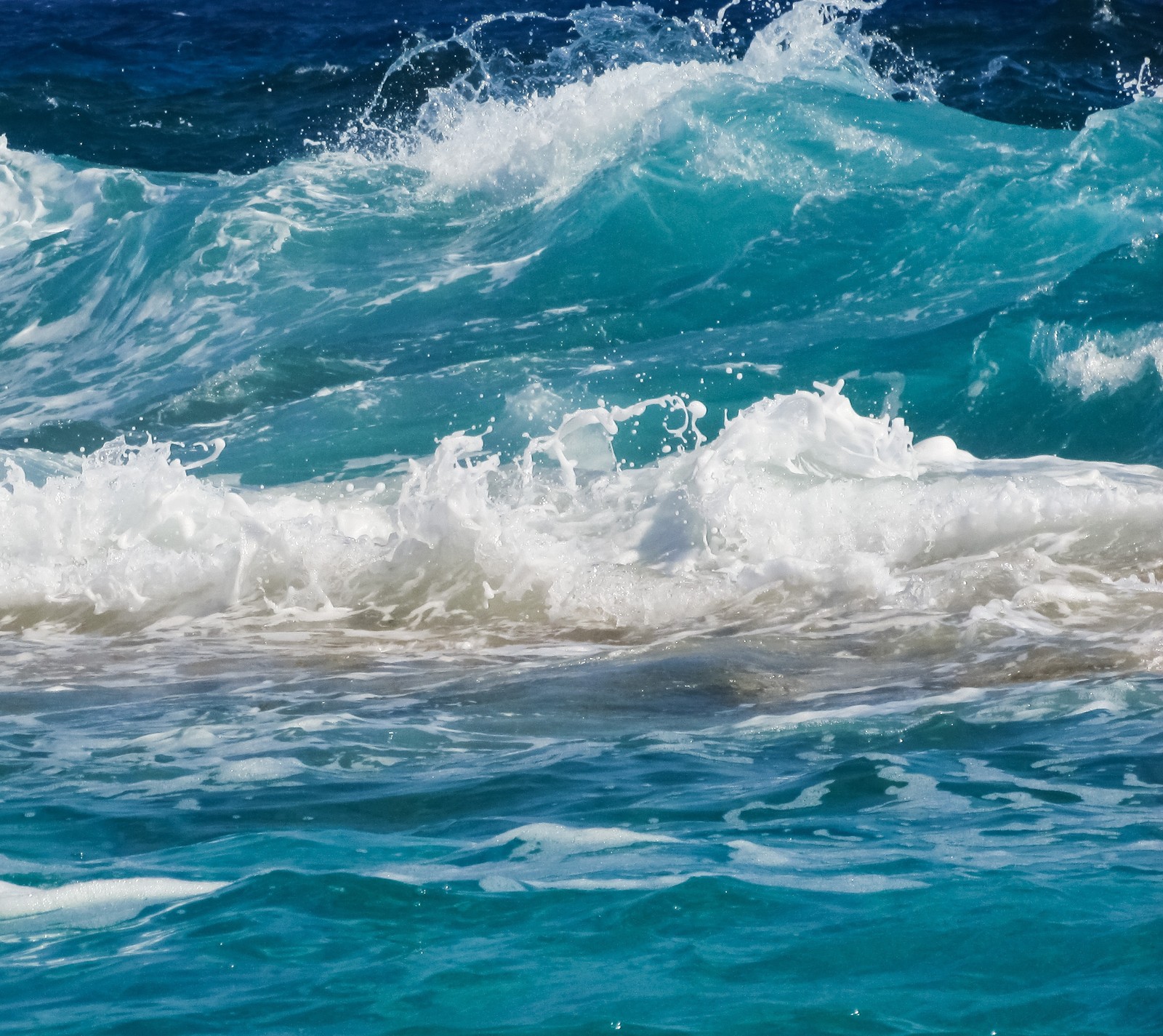 Surfistas pegando ondas no oceano em suas pranchas de surf (azul, natureza, mar, onda)