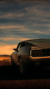 Clássico Ford Mustang Challenger em uma estrada aberta ao pôr do sol.