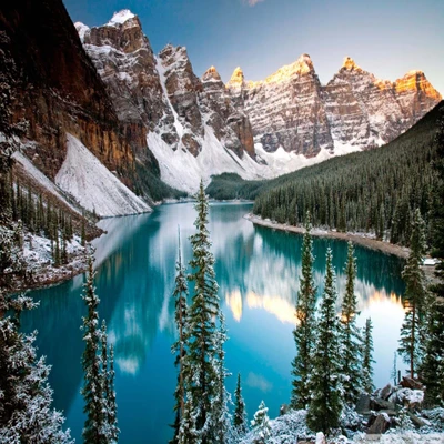 Paisagem montanhosa majestosa refletida em águas serenas