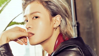 Nakamoto Yuta en un gros plan saisissant, mettant en valeur son look élégant et son expression confiante de l'album "Neo Zone".