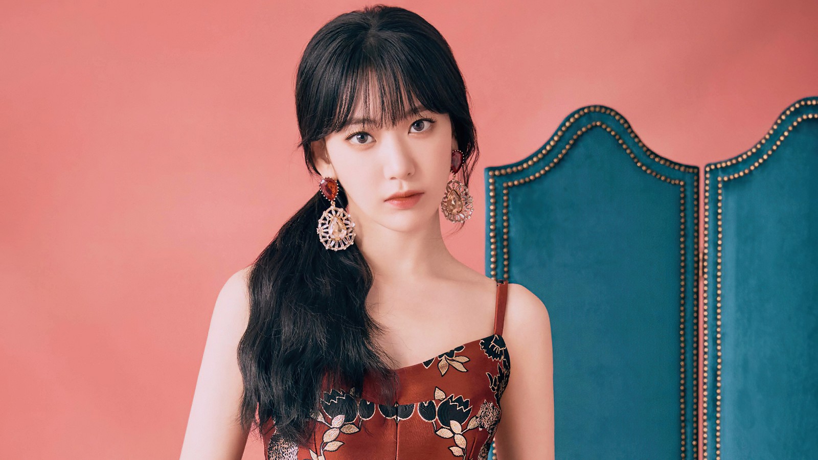 Una mujer con cabello negro largo usando un vestido marrón y aretes (sakura, miyawaki sakura, 宮脇 咲良, みやわき さくら, 미야와키 사쿠라)