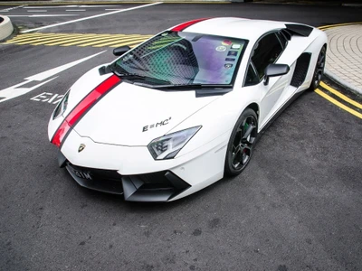 Lamborghini Aventador com acentos vermelhos distintos estacionado em uma rua da cidade.