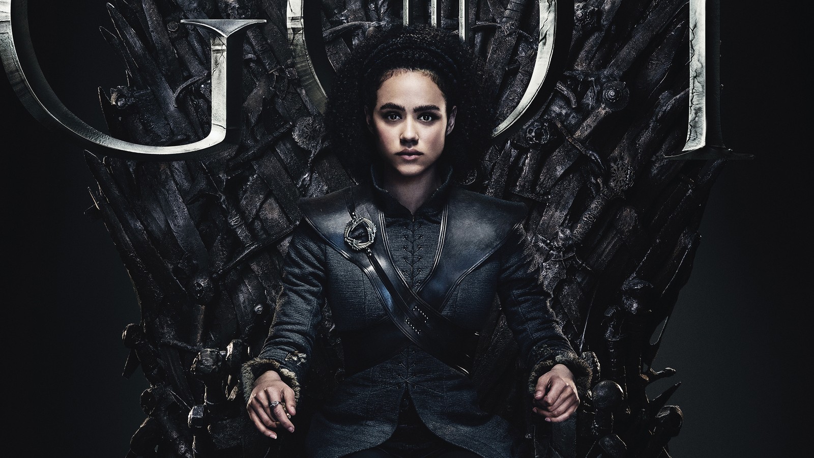 Une femme assise sur un trône avec une épée à la main (missandei, nathalie emmanuel, game of thrones)