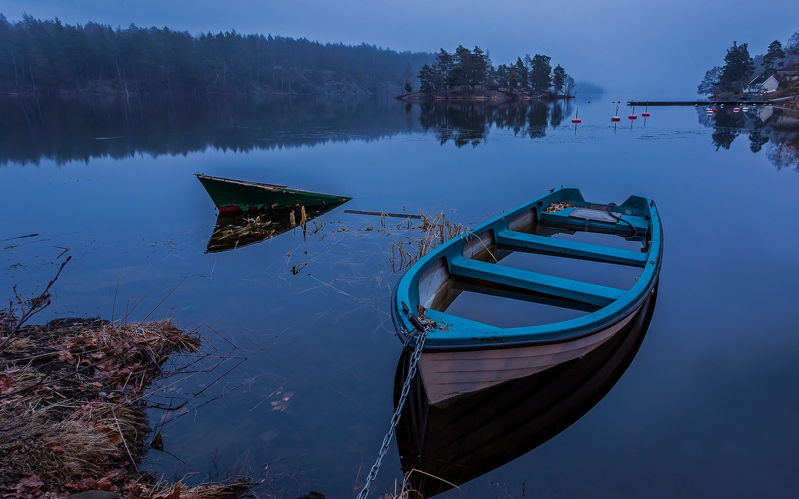 Há dois barcos que estão na água (reflexo, via navegável, flúmen, água, transporte aquático)