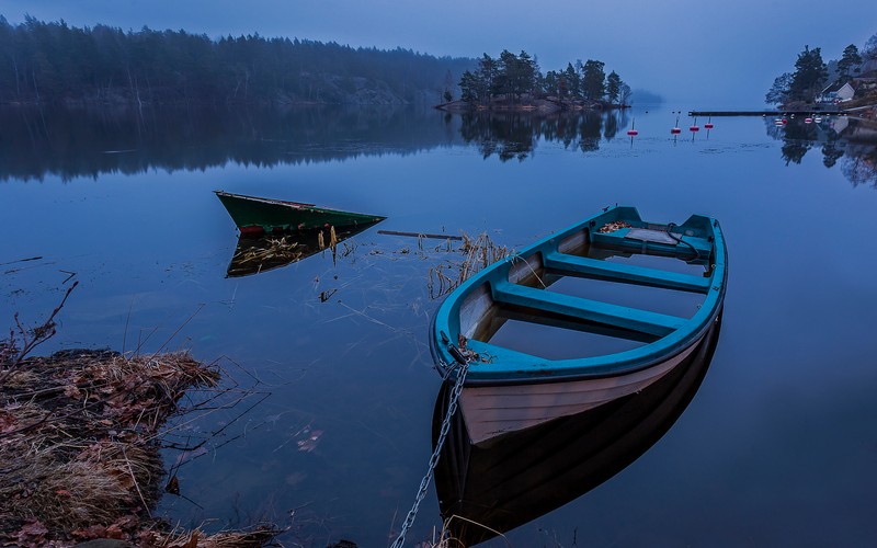 Две лодки, стоящие на воде (отражение, водный путь, река, вода, водный транспорт)