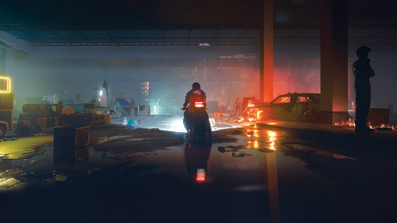 Крупный план человека, стоящего в комнате с автомобилем (cyberpunk 2077, видеоигра, мотоцикл)