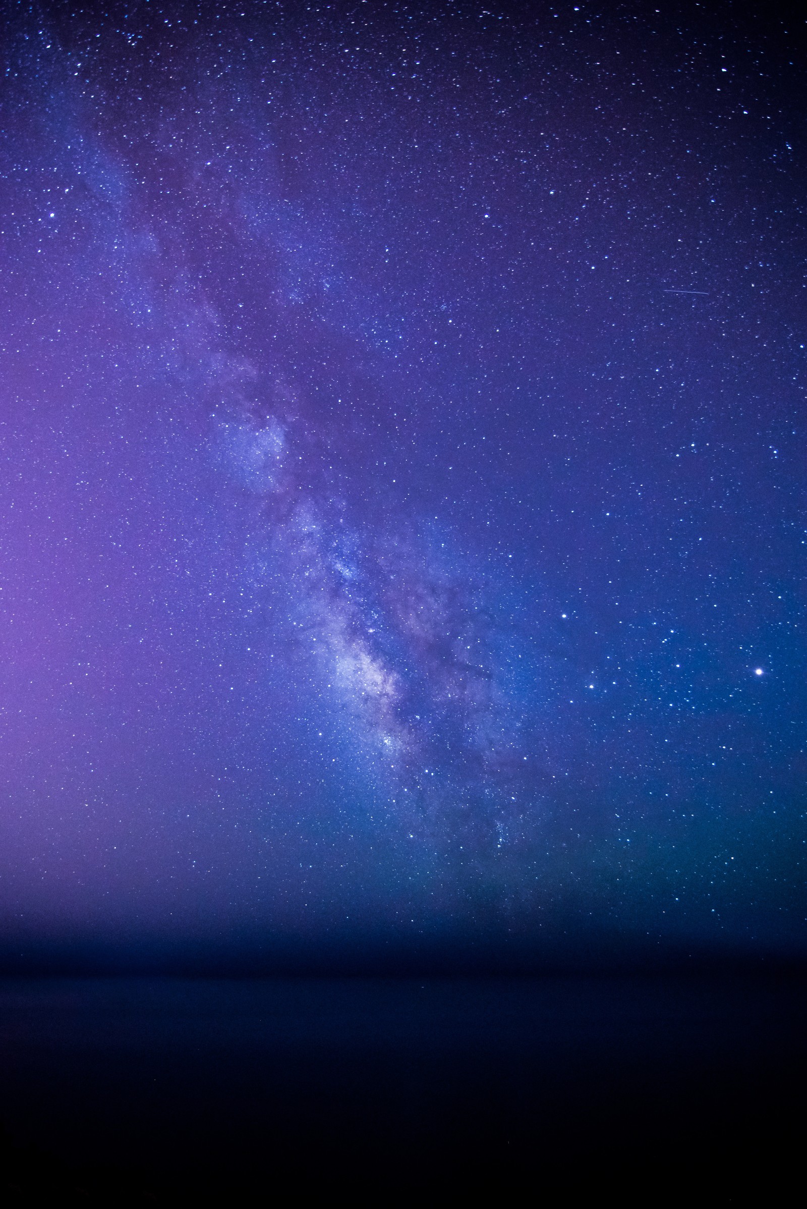 Vista árabe de um céu noturno com uma via láctea cheia de estrelas (via láctea, galáxia, estrela, universo, astronomia)