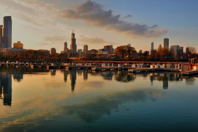 El horizonte de Chicago reflejado al atardecer sobre un tranquilo canal