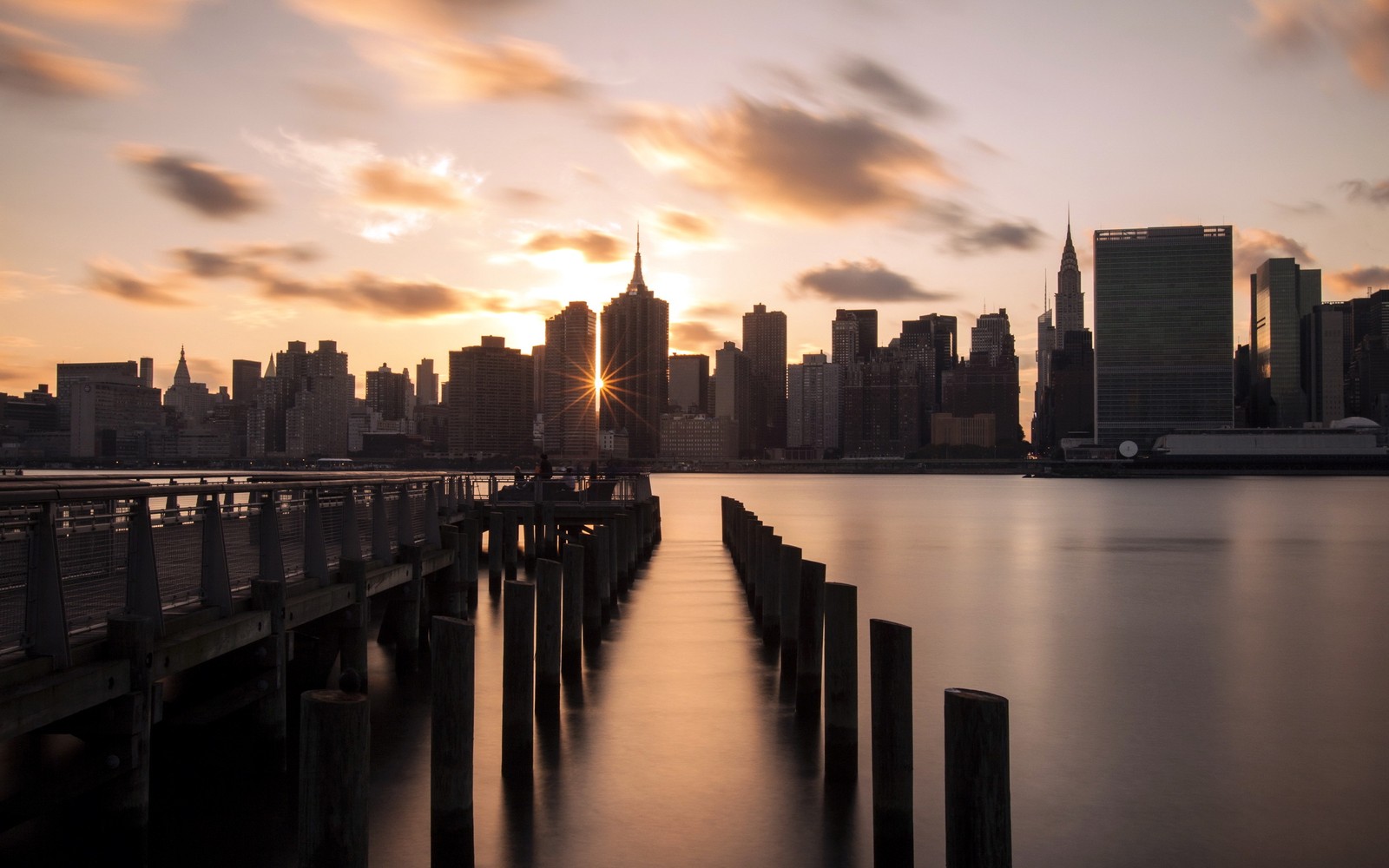 Vista aérea de un horizonte urbano con un muelle (east river, paisaje urbano, ciudad, panorama, reflexión)