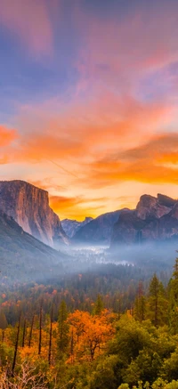 Vallée de Yosemite au crépuscule : montagnes majestueuses et couleurs d'automne vibrantes sous un ciel coloré