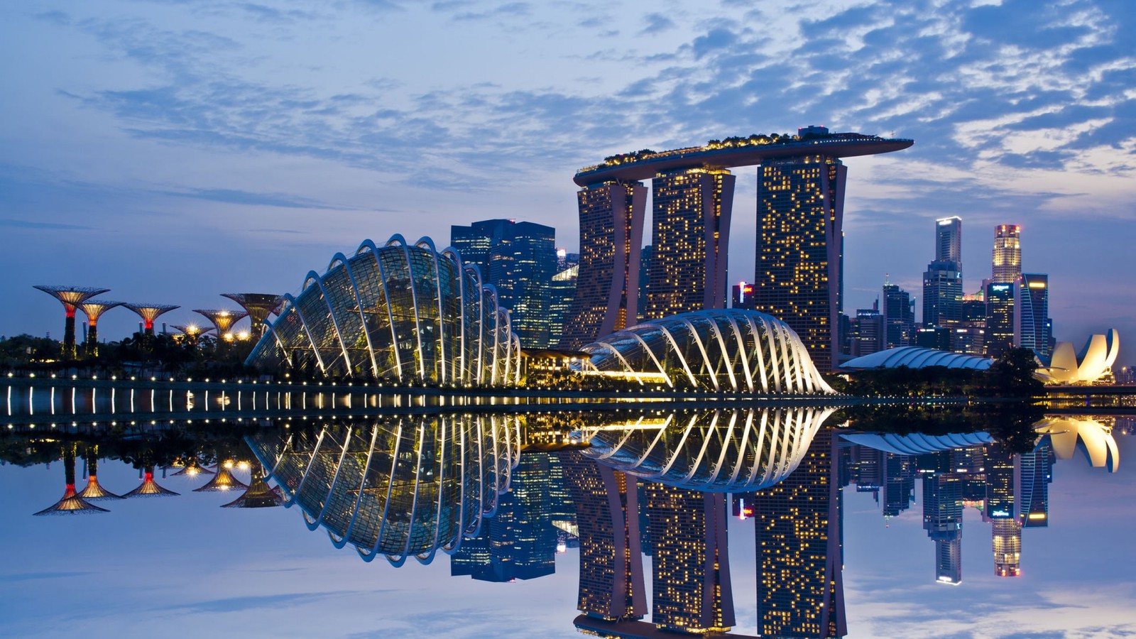 O horizonte da cidade de cingapura à noite com reflexão na água (marina bay sands singapura, reflexo, paisagem urbana, cidade, marco)