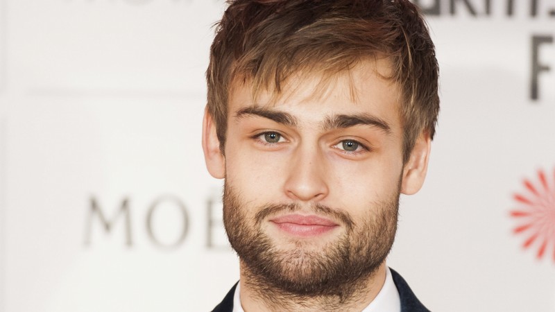 Арабский мужчина с бородой и в костюме и галстуке (дуглас бут, douglas booth, актёр, растительность на лице, борода)