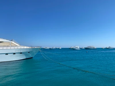 Porto sereno com barcos atracados em águas azuis claras