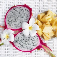 Fruta del dragón vibrante con flores de frangipani y piña fresca