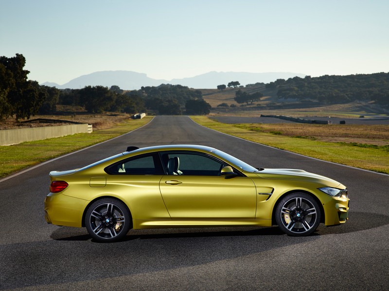 Bmw m4 купе показан в желтом металлическом цвете (bmw, переворот, машина, спортивный автомобиль, автомобиль высокой производительности)