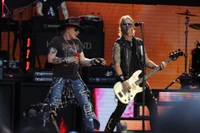 Actuación en vivo de Guns N' Roses con Axl Rose y el bajista en acción