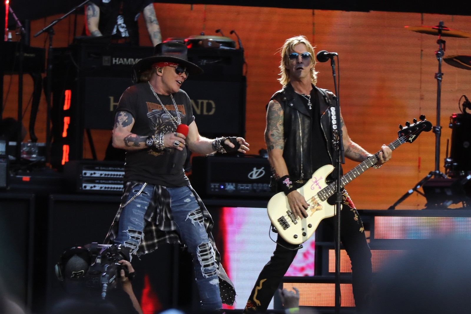 Guns and roses se apresentam no cmt music awards (axl rose, baixo, slash, não nesta turnê da vida, not in this lifetime tour)